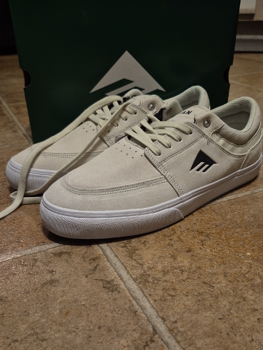 Emerica Men's suede skateboard shoes